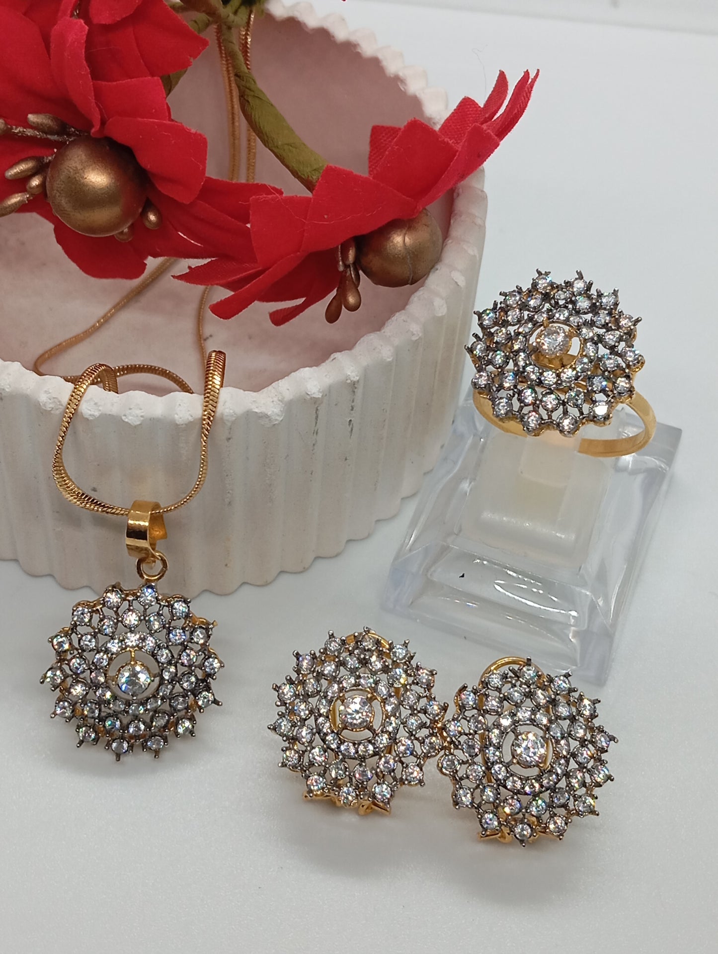 Glitter Round | Hand carved 22k gold plated diamond cut Zircon studded locket set